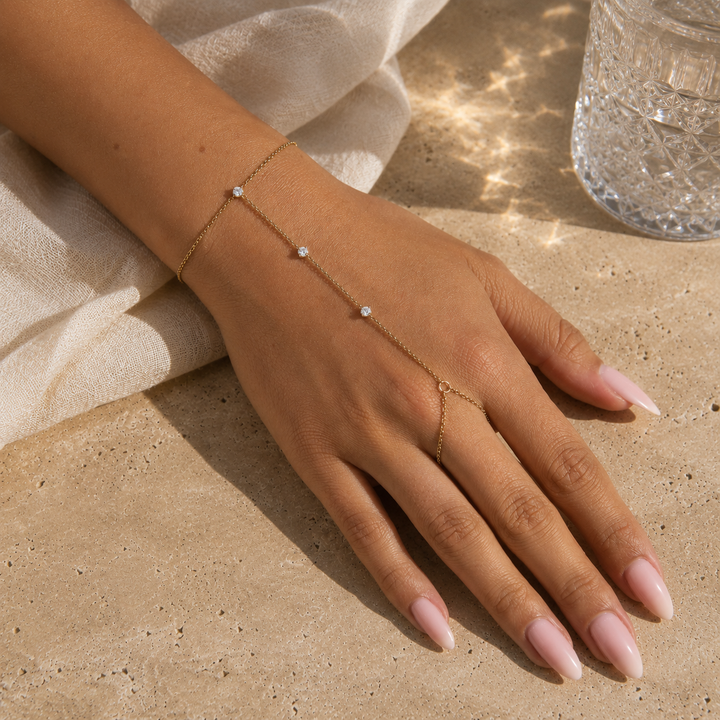 La Caricia Hand Chain