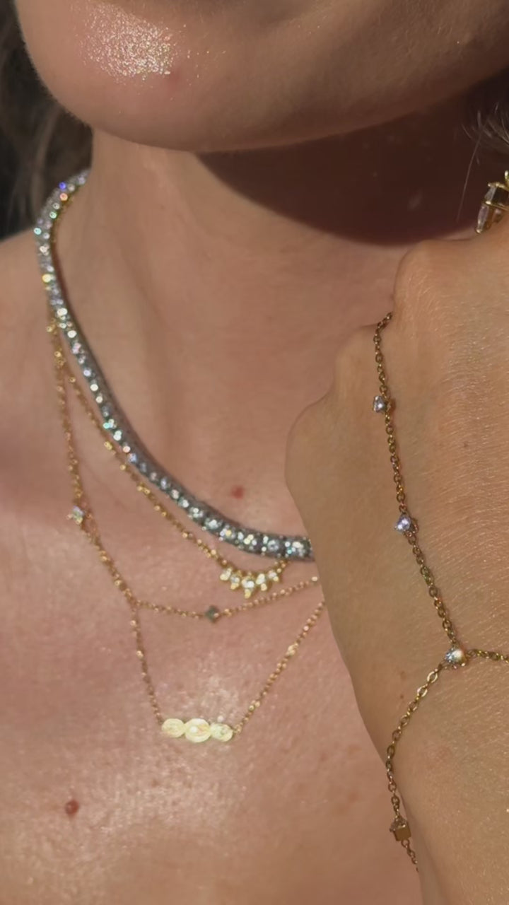 La Caricia Hand Chain
